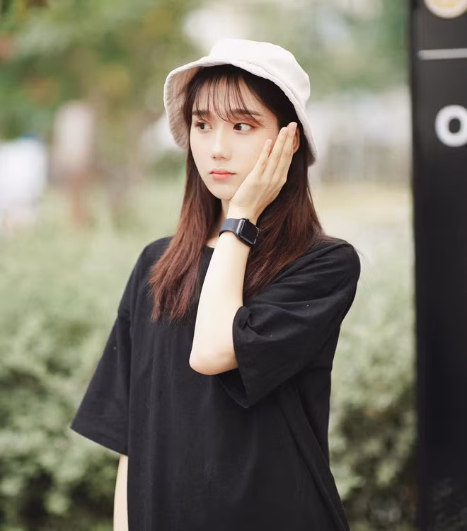 Khó có thể tìm được một từ nói tục hay chửi thề trên livestream của nữ streamer 1998 này.