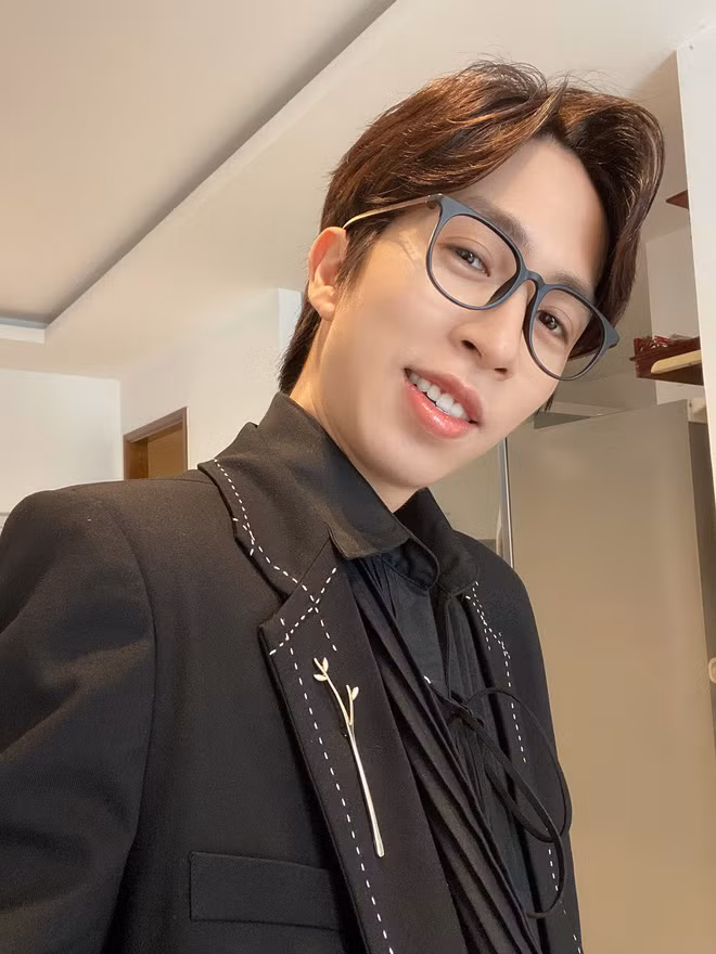 Anh thường chơi Cờ nhân phẩm, Liên Minh Huyền Thoại và đăng tải những video clip reaction MV lên kênh Youtube của mình.