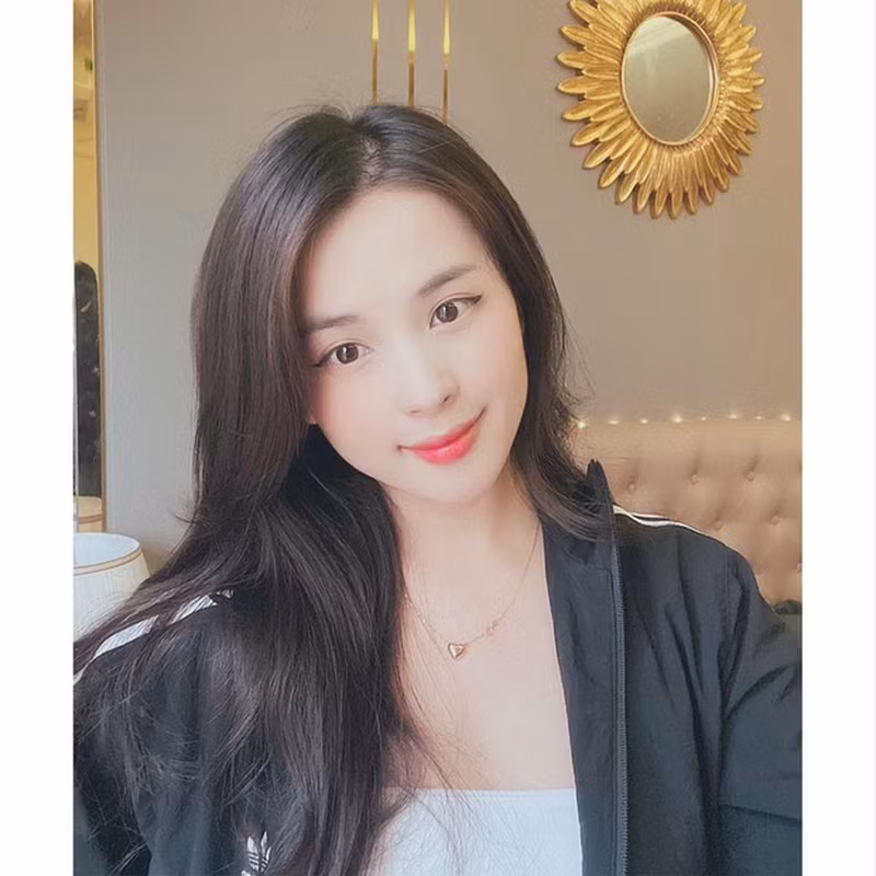 Trong các buổi livestream, cô nàng luôn trung thành với phong cách dịu dàng.