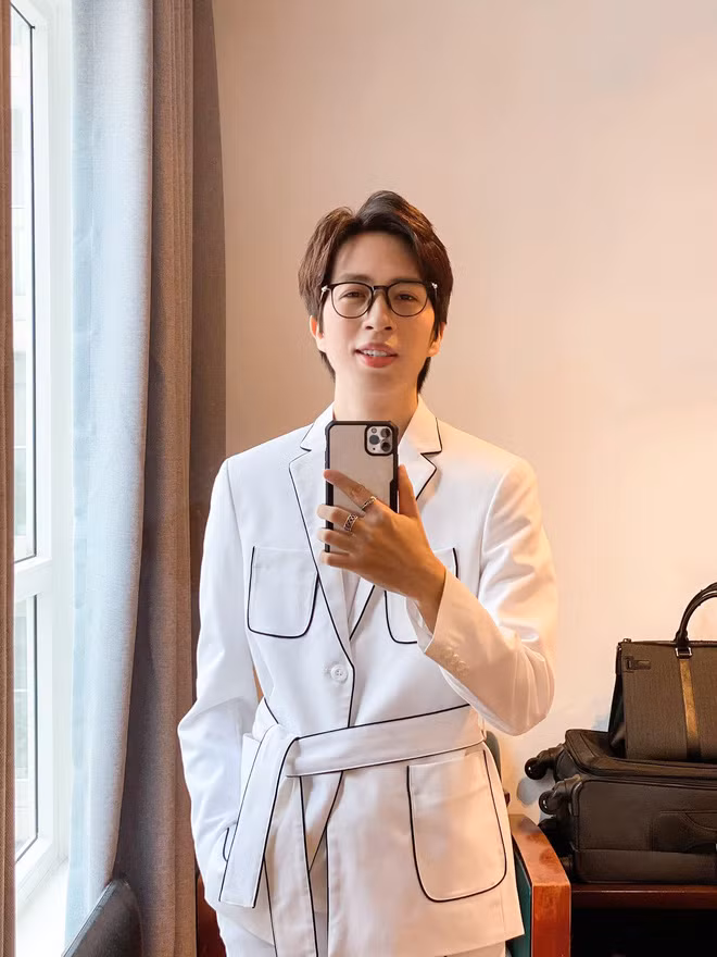 Chàng streamer này hiếm khi nói tục chửi bậy trên sóng livestream và thường xưng hô rất lịch sự với người hâm mộ.