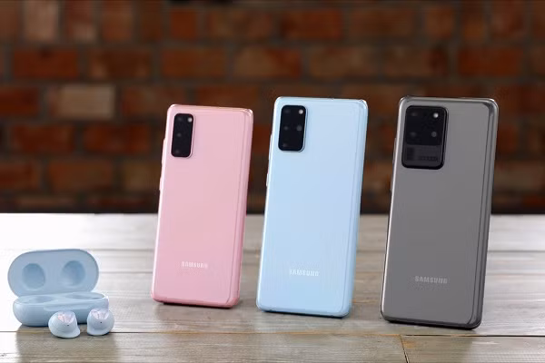 Galaxy S20, S20+, S20 Ultra có giá bán lần lượt 999 USD, 1.199 USD và 1.399 USD, mức giá dự kiến ở Việt Nam thấp nhất là 21 triệu đồng. Tuy chưa phải là mức giá chính thức nhưng đây được xem là mức giá kỷ lục cho một thiết bị cao cấp mang thương hiệu Samsung. Ảnh: phonearena