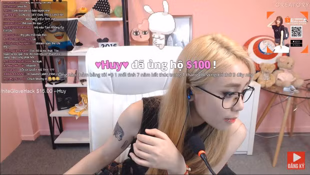 Vào một ngày đẹp trời, khi đang stream xuất hiện chàng trai có nick name là Huy (sau được đặt biệt danh là Huy Dubai vì phong cách cực chất của mình) liên tục tặng MisThy hàng trăm USD kèm theo những lời giãi bày chuyện đời, chuyện tình.