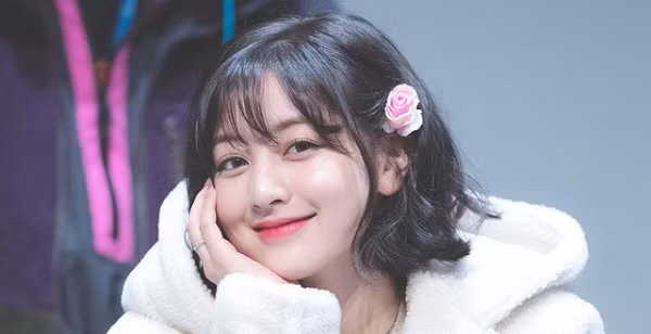 Nhưng rồi Jihyo cũng sớm vui trở lại khi quay về với chốn hạnh phúc nhỏ bé của mình: mái ấm và LMHT. Khi chơi game, cô đơn giản chỉ là một game thủ ẩn danh, và điều đó khiến cô thoải mái, dù chỉ có dịp tận hưởng một vài lần mỗi tuần.