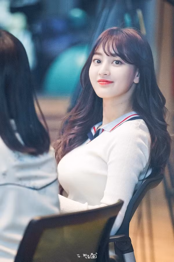 Jihyo thể hiện tình yêu với LMHT, khi cô tiếp tục khẳng định rằng chính tựa game này là thứ mang lại niềm vui cho cô sau những giờ phút làm việc mệt mỏi với tư cách một nữ idol.