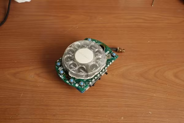 Haupt cho biết cô lấy phần vòng quay số từ một chiếc điện thoại Western Electric Trimline vì nó có kích thước khá nhỏ gọn.