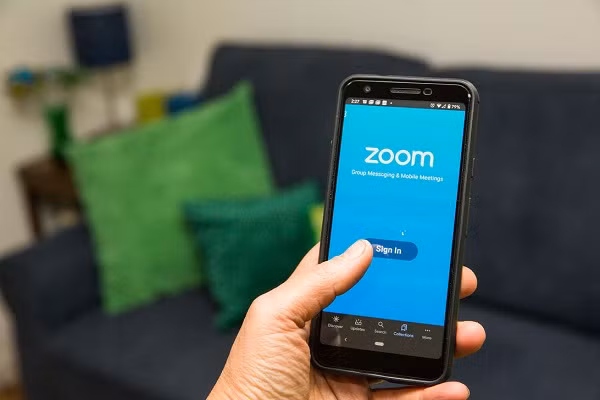 Phầm mềm Zoom học trực tuyến bất ngờ bị cấm Pham mem Zoom hoc truc tuyen bat ngo bi cam