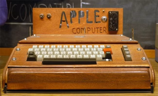 Đây là chiếc máy tính đầu tiên do Steve Wozniak phát triển và được Steve Jobs giới thiệu trước công chúng năm 1976. Nó được mua bởi một người có tên là Paul Terrell. Ngay sau khi đạt thỏa thuận mua bán, Steve Jobs đã xuất hiện chân trần trong cửa hàng máy tính của Terrell - The Byte Shop - và thực hiện thương vụ đầu tiên trong lịch sử của Apple.
