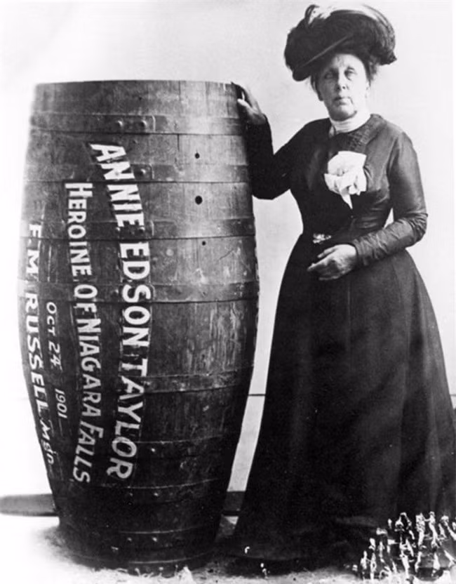 Annie Edson Taylor đã trở thành người đầu tiên sống sót sau chuyến chinh phục mạo hiểm vượt thác Niagara năm 1911 trong một cái thùng tô nô. Động cơ của bà trong chuyến mạo hiểm này là để kiếm tiền nhưng bà không đạt được ý nguyện.