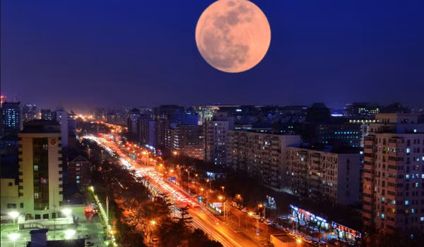 Siêu Trăng hoàn toàn có thể quan sát được bằng mắt thường khi người quan sát chọn được nơi thoáng đãng, ít bị ô nhiễm và ánh sáng đèn. Cần lưu ý xem dự báo thời tiết trước khi quan sát.