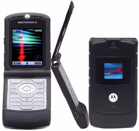 Mặc dù không quá nổi bật về tính năng nhưng V3 (2003) là điện thoại di động bán chạy nhất của Motorola và được xem là mẫu điện thoại nắp gập bán chạy nhất lịch sử, với hơn 130 triệu máy được tiêu thụ trên toàn cầu. Đây được xem là sản phẩm mở màn cho trào lưu thiết kế điện thoại di động siêu mỏng mà vẫn ảnh hưởng đến phong cách thiết kế của smartphone ngày nay.