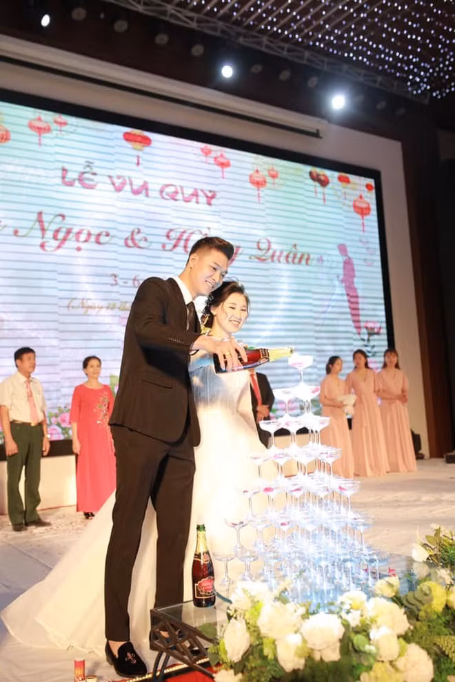 Dù gặp nhiều sóng gió nhưng Hồng Ngọc vẫn luôn ủng hộ Gấu hết mình trong sự nghiệp game thủ.
