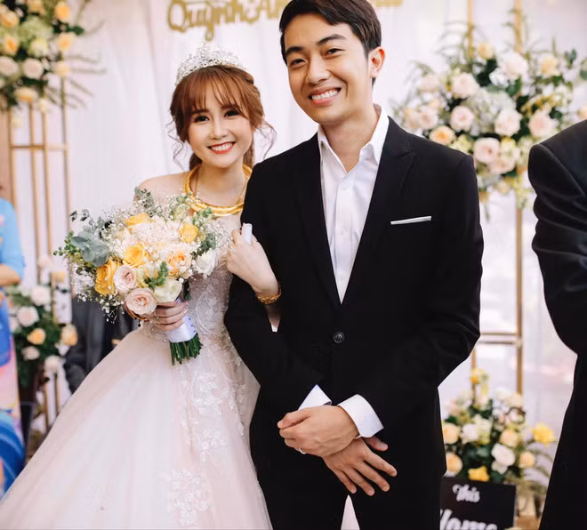 Họ luôn nở nụ cười rạng rỡ trên môi. Chú rể bảnh bao với vest xanh trong khi cô dâu cực lộng lẫy với áo cưới màu trắng được thiết kế kĩ lưỡng.