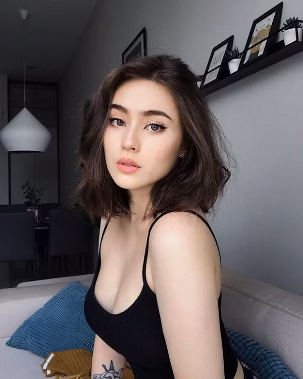 JadyAnh hay Jade-Anh Ngo nổi tiếng với những stream về cuộc sống, chơi LMHT, game kinh dị và một số tựa game nhập vai. Nữ game thủ lai 18 tuổi gây chú ý bởi nhan sắc quyến rũ, thân hình bốc lửa mà mọi cô nàng ao ước.