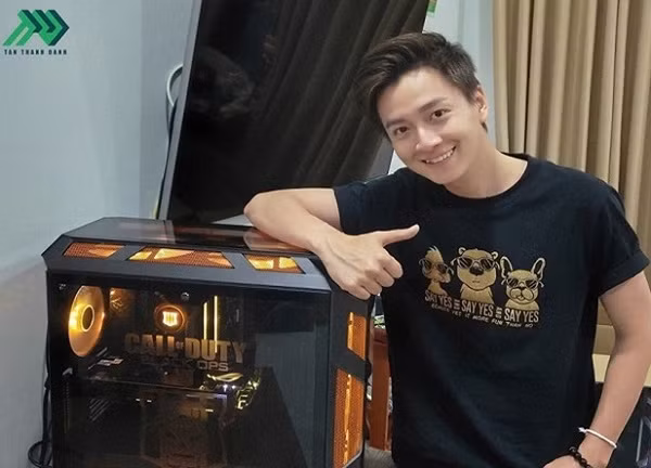 Được biết, bộ PC này đã được Ngô Kiến Huy rinh về từ trước đó khá lâu, thiết kế dựa trên trò chơi đình đám Call Of Duty Black Ops 4, cùng màn hình cong ViewSonic VX 2458 (5,1 triệu đồng). Riêng dàn máy này đã có giá trị khoảng 56 triệu đồng.