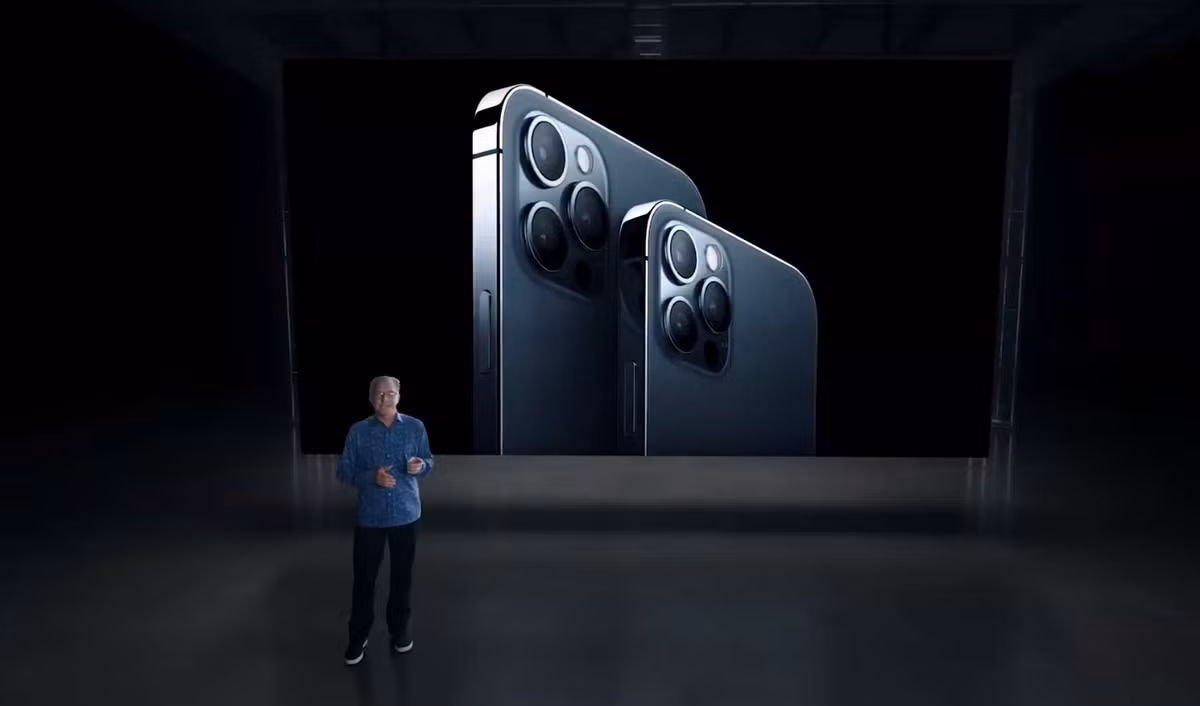 iPhone 12 Pro và Pro Max được cải thiện khả năng chụp ảnh RAW nhưng những hãng khác cũng đã làm được điều tương tự. Trong khi đó, Apple không đề cập đến việc chỉnh sửa ảnh RAW bằng App gì, của bên thứ ba, miễn phí hay trả tiền... Chụp RAW cũng hướng tới đối tượng là nhiếp ảnh gia, không dành cho đa số người dùng nhưng lại không hỗ trợ chế độ chụp ảnh Pro cho phép can thiệp vào các thông số như tốc độ, khẩu độ... Bộ đôi này cũng cho khả năng biên tập Video tốt hơn nhưng đây cũng không phải tính năng được sử dụng quá thường xuyên.