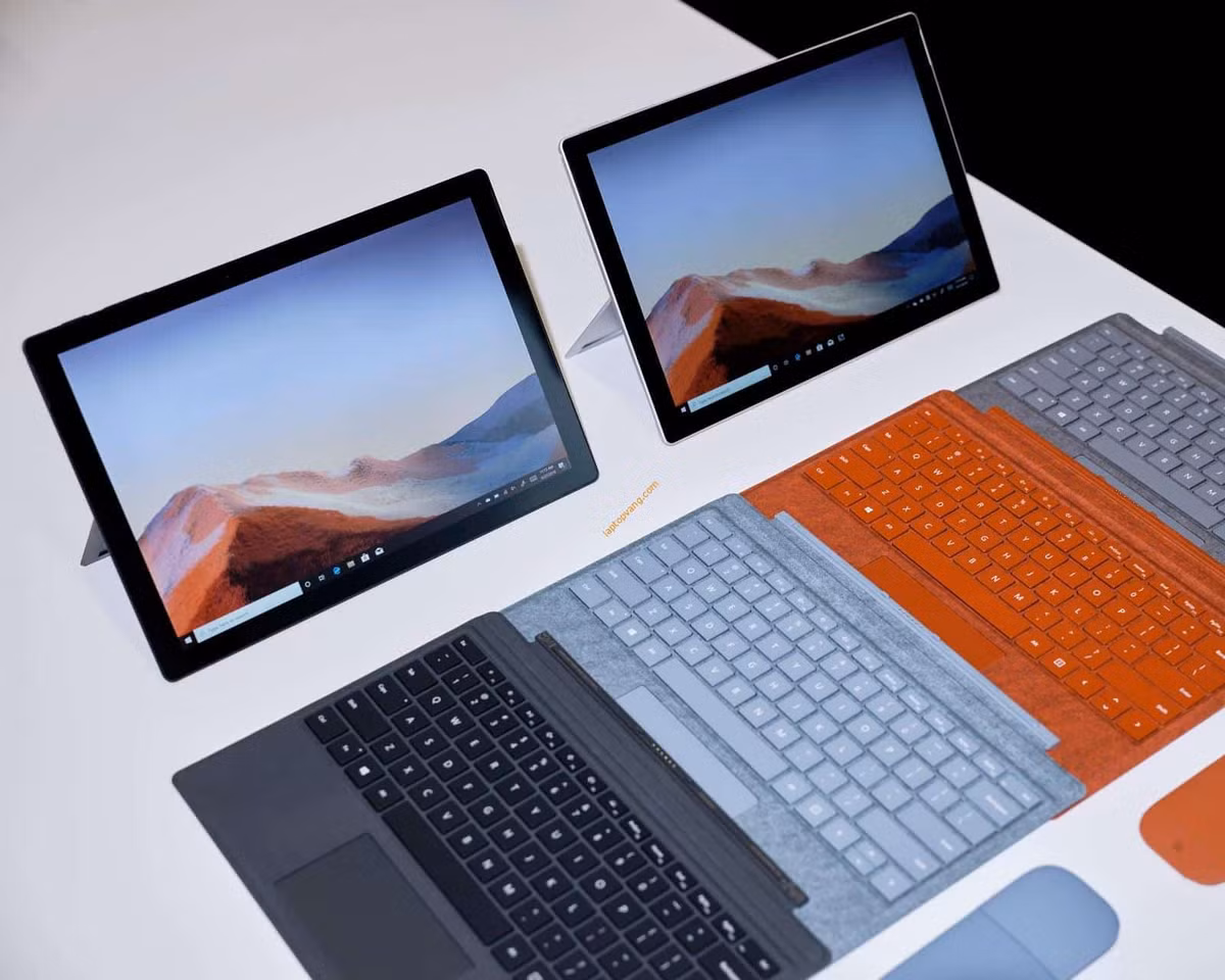 Bên cạnh đó, vẫn có những thiết bị lai đang có sự đầu tư khá tốt vào cụm camera như Surface Pro 7. Thiết bị có Camera trước 5MP video call tốt và cũng có thể quay video chất lượng full HD. Tuy chưa phải quá tốt nhưng ít nhất vẫn ngon hơn so với những cụm camera cú đỉn khác.