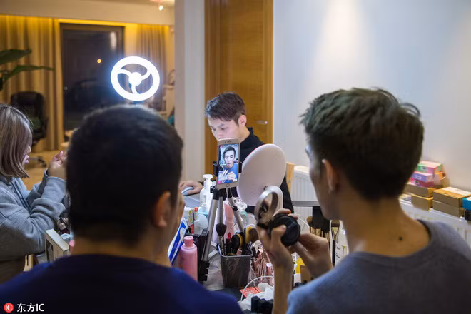 Chỉ mới 28 tuổi nhưng Lý Giai Kỳ đã trở thành tỷ phú nhờ việc livestream bán son môi.