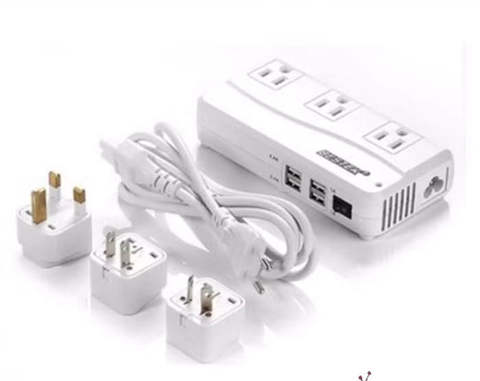 Nếu đi nước ngoài trong một khoảng thời gian dài thì bạn nên đầu tư vào bộ chuyển đổi năng lượng như BESTEK. Ngoài ba ổ cắm điện, bộ chuyển đổi nguồn điện này có 4 cổng USB nên bạn có thể cắm sạc cho nhiều thiết bị di động cùng một lúc. Hiện bộ chuyển đổi này được bán ra trên Amazon với giá 44,99 USD (hơn 1 triệu đồng).