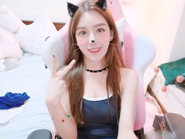 Nữ streamer xinh đẹp nhất nhì xứ Trung cũng nhận được sự đánh giá cực cao của Tencent Games cũng như Riot Games, vinh dự góp mặt trong nhiều sự kiện lớn của 2 ông lớn này.