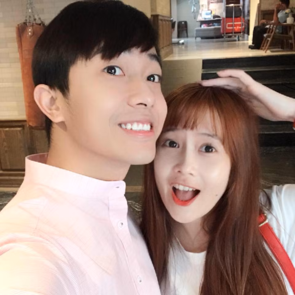 Chàng - một Youtuber - streamer nổi tiếng bởi sự hài hước, lối nói chuyện vô cùng duyên dáng và con đường tự lực đi lên dù xuất thân từ gia thế khủng.