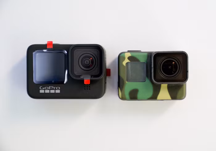 So sánh với một chiếc GoPro tiền nhiệm, Hero 9 có thiết kế lớn hơn khi tăng diện tích cả hai màn hình trước sau.