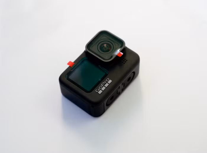Màn hình cảm ứng phía sau của Hero 9 Black được thiết kế tăng diện tích 16% so với phiên bản cũ, nhưng vẫn cung cấp các tính năng quen thuộc tương tự, bao gồm cả zoom cảm ứng. Màn hình màu phía trước được nâng lớn hơn, với kích thước 1.4 inch, tiện lợi cho quay vlog hoặc chụp ảnh selfie.