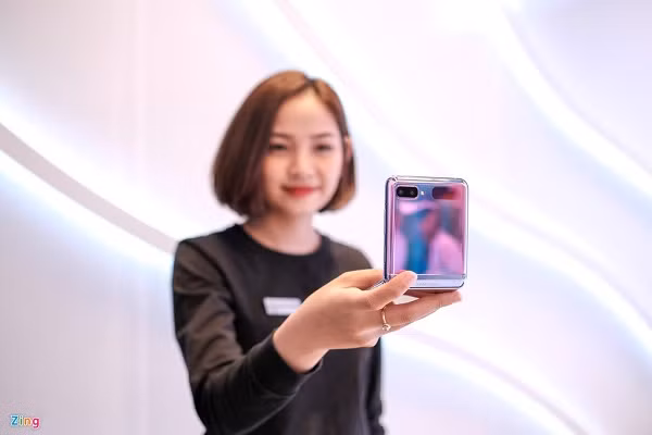 Với thiết kế màn hình gập tựa hộp phấn sang trọng, kích thước nhỏ gọn và hiệu năng sử dụng ấn tượng, không khó hiểu khi Galaxy Z Flip lại được lòng các cô gái đến vậy.
