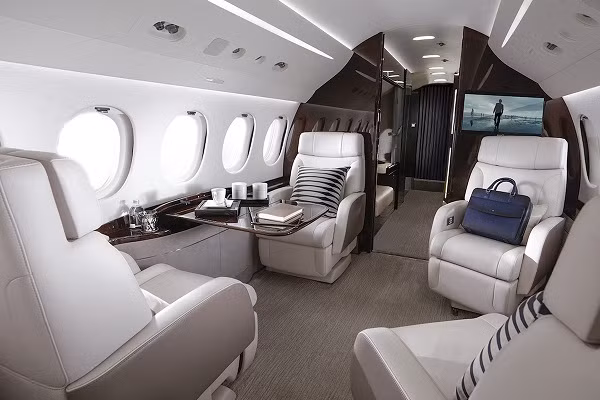 Cabin trên chuyên cơ chở bệnh nhân Covid-19 thứ 32 được xem là cực kỳ linh hoạt, với độ cao vừa phải, chất lượng không khí cao, lọc tiếng ồn, và đặc biệt được trang bị hệ thống quản lý cabin FalconCabin HD + mới nhất.