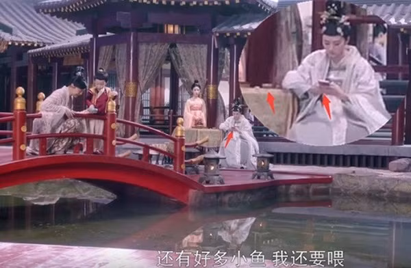 Khoảnh khắc Cảnh Điềm vô tư rút điện thoại ra lướt mạng vì tưởng rằng máy quay chỉ đang tập trung vào diễn viên khác.