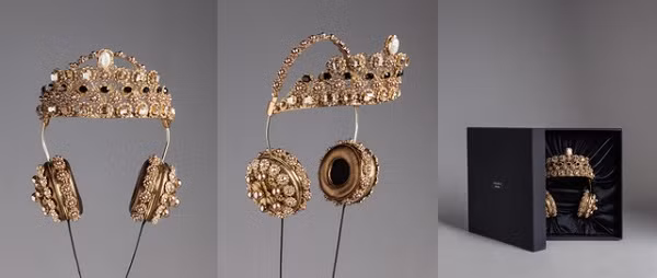 Đây không phải là một chiếc vương miện, mà là một chiếc headphone với tên khá dài ''Napa Leather Rhinestone Headphones With Crown''. Phiên bản tai nghe sang chảnh này được thiết kế bởi Dolce &amp; Gabbana, có giá 8.995 USD và từng được Rihanna mua lại.