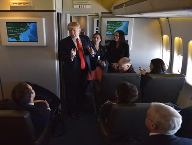 Thông thường tên lửa là kẻ thù số một của máy bay, và chắc chắn Air Force One cũng không phải ngoại lệ. Các nhà thiết kế AFO đã nghĩ về tất cả những điều này nên máy bay đã được trang bị rất nhiều công nghệ chống tên lửa...