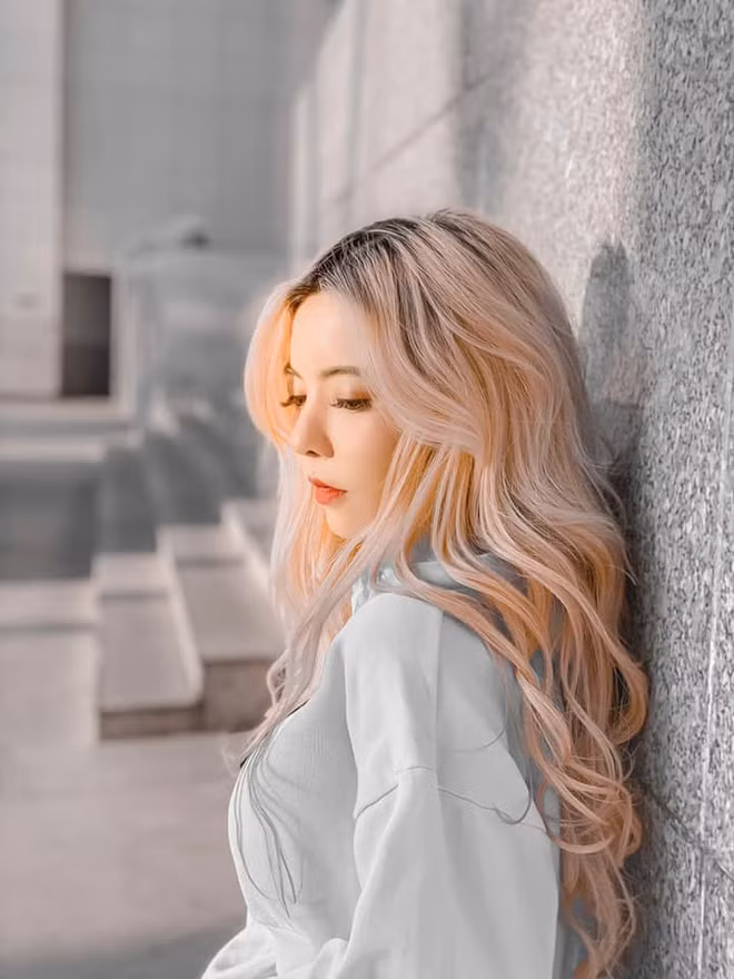 Ohsusu đổi mới style bằng cách thay đổi màu tóc rực rỡ, nổi bật ghi điểm tuyệt đối trong mắt cộng đồng fan hâm mộ.