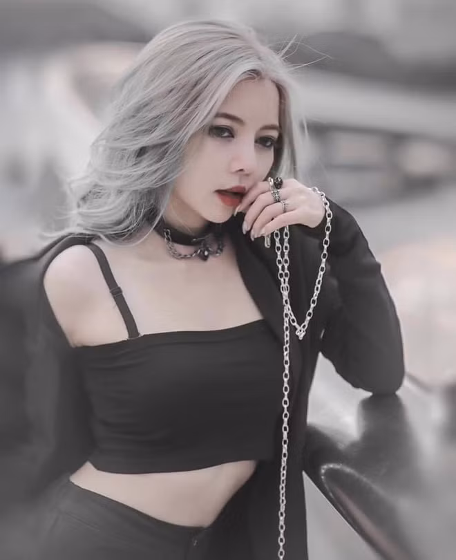 "Gia tài" màu tóc của nữ streamer này nổi bần bật trước đám đông như tím, xanh dương, bạch kim hay xám. Cô cũng kết hợp chúng với những bộ cánh sexy, gợi cảm nhưng cũng không kém phần tinh tế.