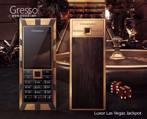 Để trang trí chiếc Gresso Luxor Las Vegas Jackpot, người ta đã phải dùng tới 45,5 cara kim cương và mặt sau của điện thoại thì được làm từ gỗ đen Châu Phi 200 tuổi – loại gỗ đắt nhất trên thế giới. Chiếc điện thoại này có giá 1 triệu USD, tương đương hơn 21 tỷ đồng.