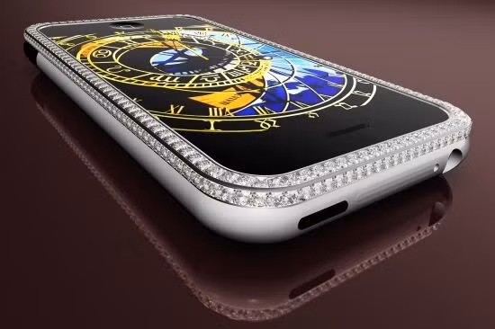  Điện thoại đắt giá iPhone Princess Plus sở hữu 17,75 cara kim cương gắn trên máy cùng vàng trắng 18k cao cấp. Giá bán của nó là 176.400 USD, tương đương hơn 3,74 tỷ đồng.