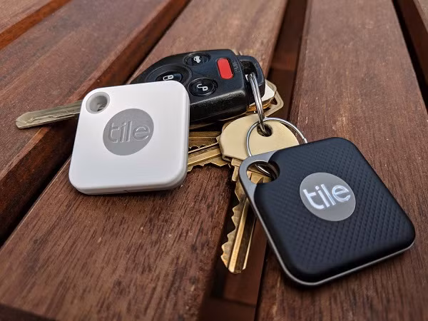 Thiết bị định vị Bluetooth cho những người hay quên (400 nghìn – 1,5 triệu đồng): Thiết bị định vị Tile Mate của Mỹ với mục đích cứu rỗi những cô nàng “não cá vàng” hay lơ đễnh có thể quản lý và tìm thấy đồ đạc quan trọng dễ dàng. Với kích thước nhỏ bé, dễ dàng mang theo người, để trong túi xách, móc cùng chìa khóa, ví tiền,… Ảnh: twitter