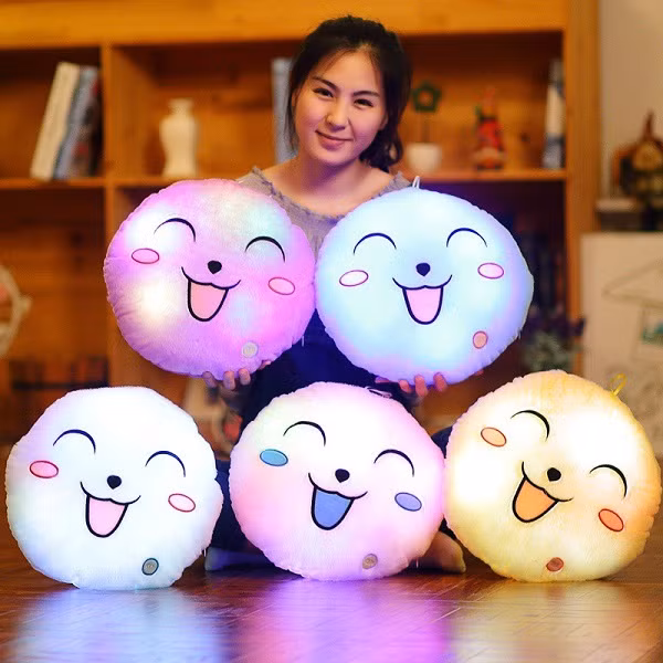 Gối phát sáng đổi màu đèn LED (khoảng 300 nghìn đồng): Hãy thể hiện sự quan tâm đến sức khỏe của nàng, kể cả giấc ngủ bằng món quà công nghệ độc đáo gối phát sáng đổi màu, tích hợp máy nghe nhạc. Gối tỏa ra những ánh sáng dịu nhẹ 7 sắc đủ đề bạn chìm vào giấc ngủ hay độc sách, với bản nhạc du dương, nhẹ nhàng. Ảnh: shopee