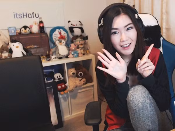 Hafu (Rumay Wang) có lẽ là cái tên không quá xa lạ đối với cộng đồng chơi World of Warcraft và Hearthstone bởi cô nàng chơi chuyên nghiệp hai tựa game này, đồng thời là streamer chính thức của G2 Esports. Ngoài ra, nữ game thủ cũng thử sức với Liên Minh Huyền Thoại và Đấu Trường Chân Lý.