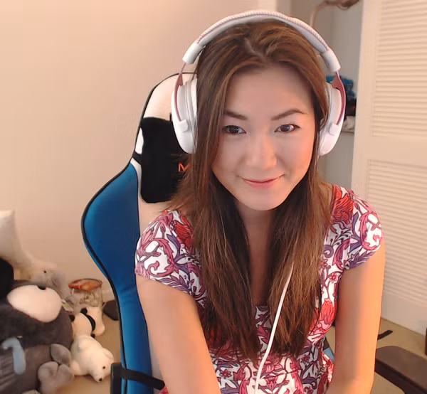 Cô là một trong những nữ streamer gốc Á sở hữu nhiều fan nhất với kênh Twitch đang có gần 800.000 người theo dõi. Bên cạnh chơi game, game thủ này còn là một nhà hoạt động xã hội, đấu tranh chống phân biệt giới tính và quấy rối tình dục trong lĩnh vực thể thao điện tử.