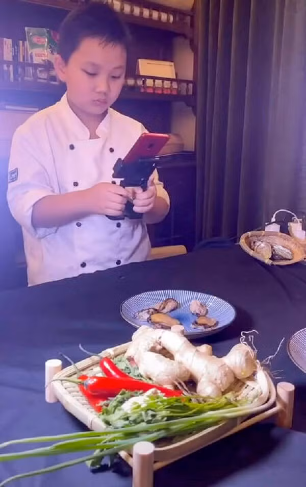 Vlogger 10 tuổi cho biết, cậu có thể làm được các món ăn thuộc nhiều phong cách ẩm thực khác nhau như làm sushi kiểu Nhật, thịt nướng kiểu Hàn, làm kem que,…