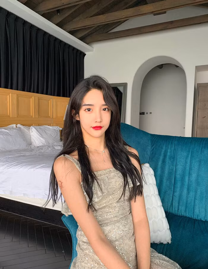 Tuy không có vòng một bốc lửa nhưng bù lại nữ streamer này có khuôn mặt xinh đẹp, mái tóc dài óng ả rất giống như các thần tượng Hàn Quốc.