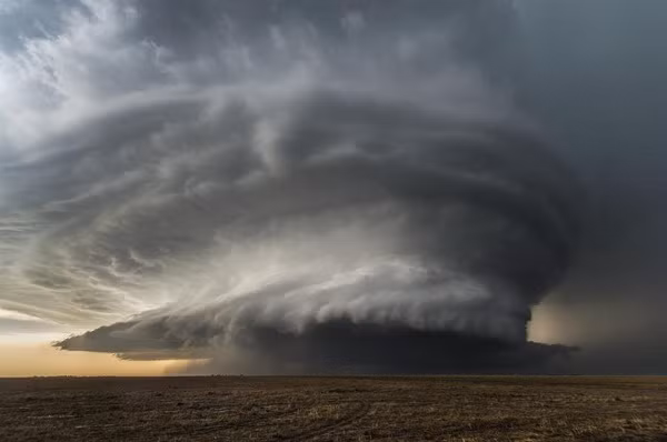 Siêu bão sấm sét tại Kansas, Mỹ có thể gây ra mưa đá lớn, lũ lụt, giông bão và lốc xoáy.