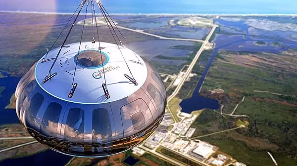 Spaceship Neptune là sản phẩm của Space Perspective được thành lập bởi Jane Poynter và Taber McCallum, gắn khí cầu hydro lên tầng bình lưu để nhìn ngắm Trái Đất từ rìa không gian.