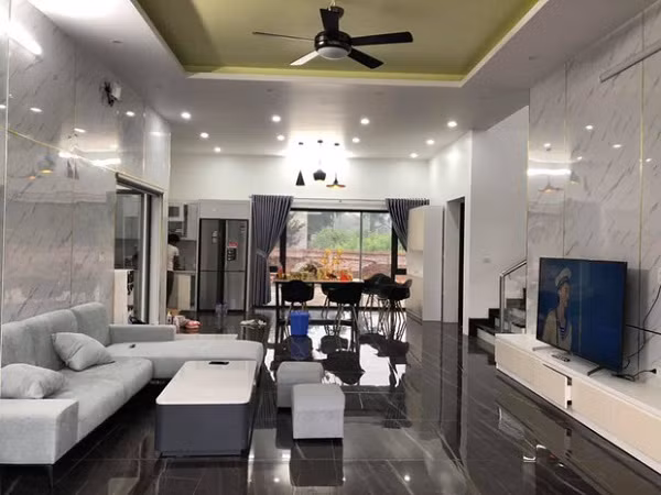 Mặc dù không có video housetour, tuy nhiên qua một vài hình ảnh được chính chủ chia sẻ người xem cũng soi được kha khá căn biệt phủ sang xịn mịn này.