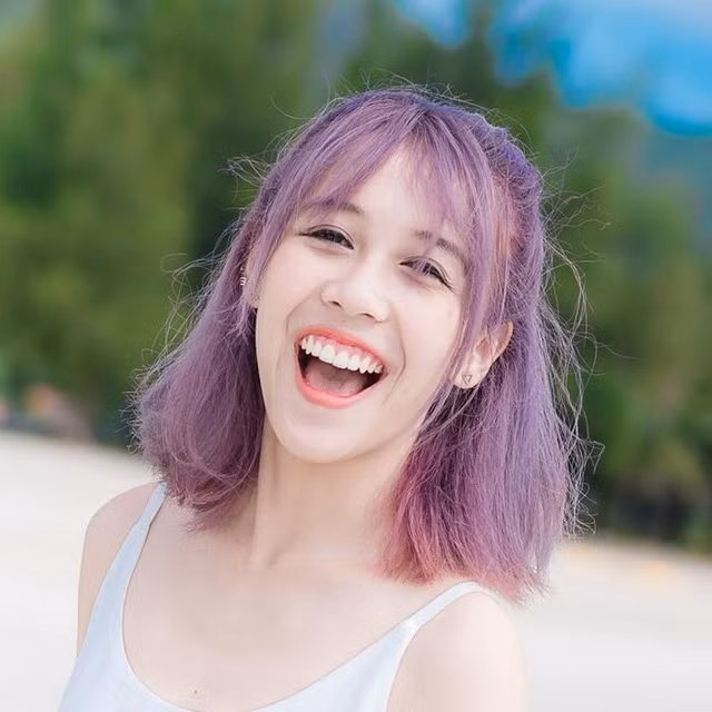 Hậu Hoàng sinh năm 1995. Kênh của cô gây chú ý với những ca khúc nhạc chế hài hước, độc đáo.