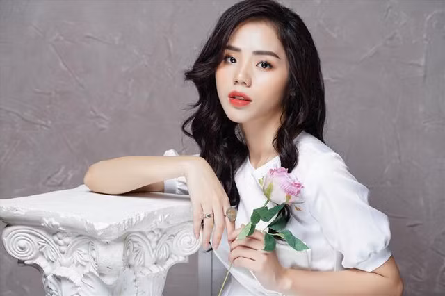 Hương Ly là thánh nữ cover hàng triệu thu hút hàng chục triệu lượt xem. Cô có giọng hát cao, trong, dù nhiều khi bị cho là "một màu và chói tai".