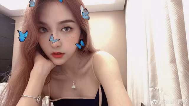 Cô nàng sở hữu khuôn mặt có đôi nét lai Tây, vóc dáng cao ráo, nóng bỏng.