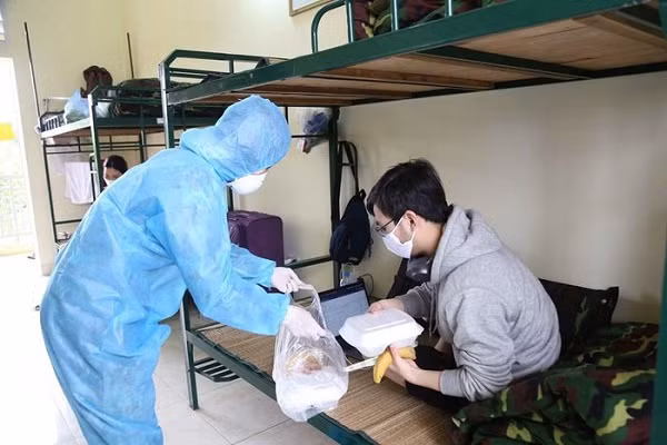 Người thực hiện cách ly được cán bộ, chiến sỹ và nhân viên y tế của đơn vị chăm sóc y tế và dinh dưỡng hằng ngày. (Ảnh: Dương Giang/TTXVN)