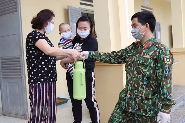 Cán bộ, chiến sỹ Trung đoàn 58, Sư đoàn 308 (Quân đoàn 1) phục vụ nước sinh hoạt và các nhu yếu phẩm cho người thực hiện cách ly tại đơn vị. (Ảnh: Dương Giang/TTXVN)