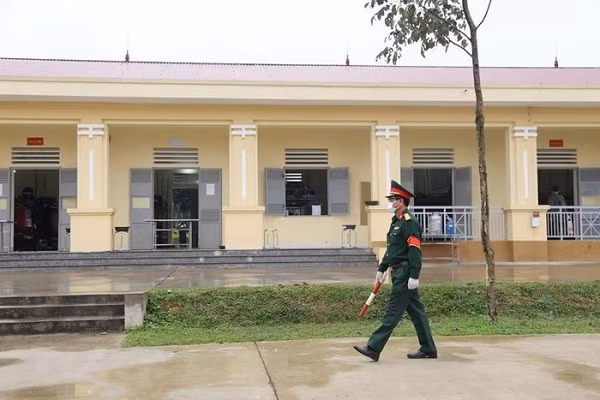 Kiểm soát, tuần tra đảm bảo an ninh, an toàn khu vực cách ly. (Ảnh: Dương Giang/TTXVN)